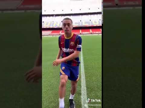 Sergiño Dest se sobra con el balón en los pies