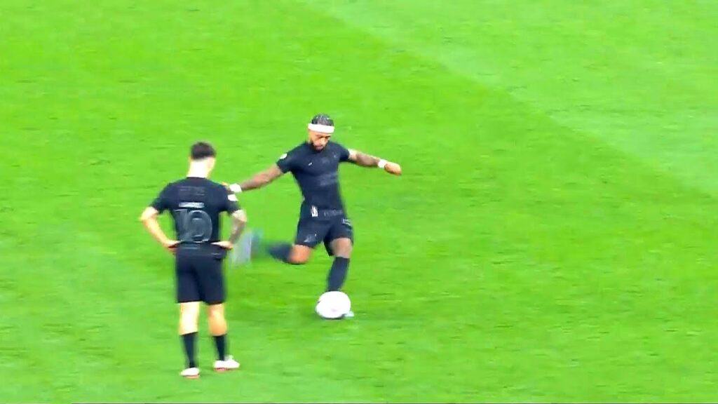 Memphis Depay AMAZING FREE-KICK GOAL vs Athletico-PR | 17/10/2024