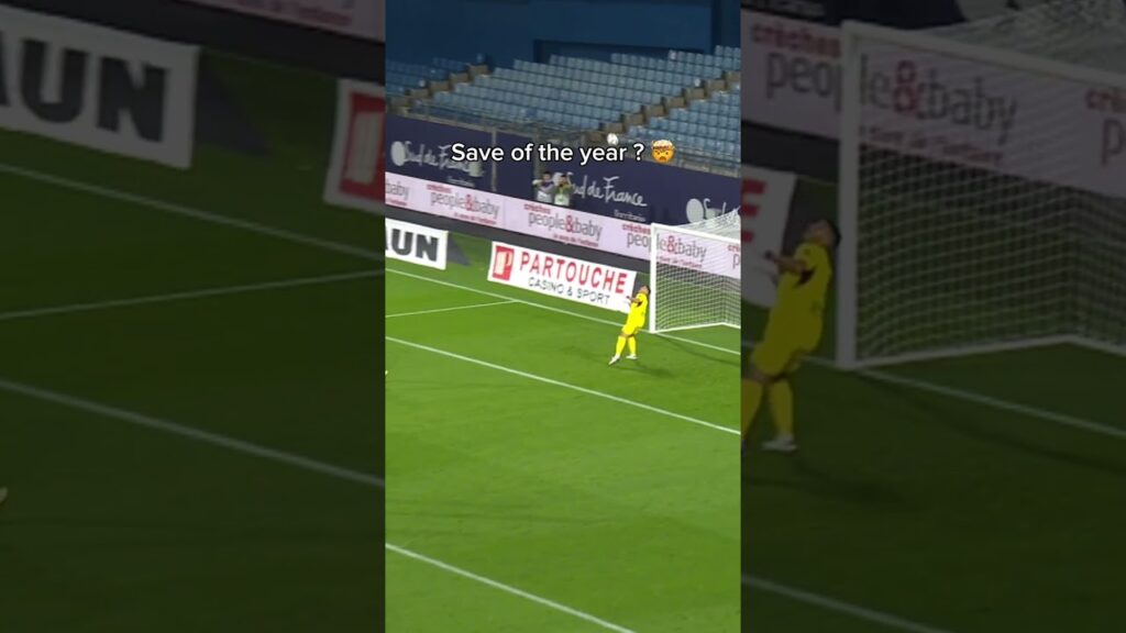 What a save from Rulli 😳🧤🇦🇷 #Ligue1McDonalds #Ligue1 #football #footballedit #save #rulli