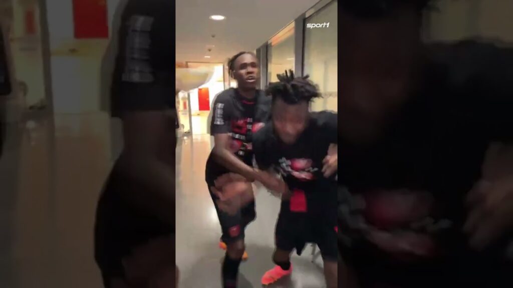 Bierdusche incoming: Frimpong verfolgt Tapsoba! 😂 #shorts Bierdusche incoming: Frimpong verfolgt Tapsoba! 😂 #shorts