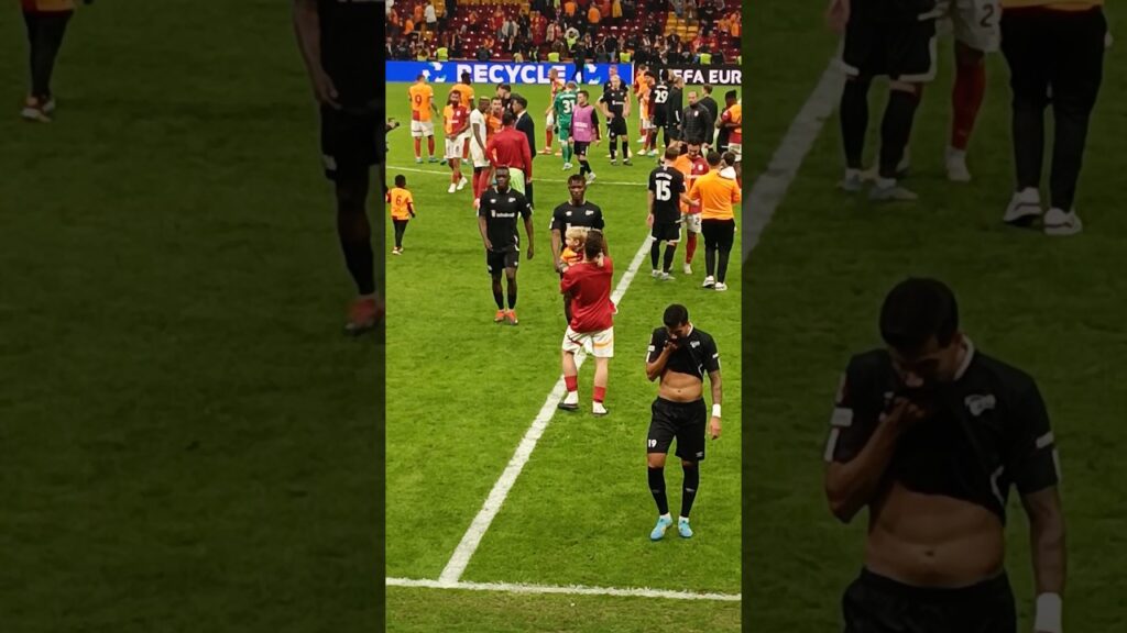 Ciro Mertens maç sonu babasının kucağına atladı #ciro #ciromertens #galatasaray