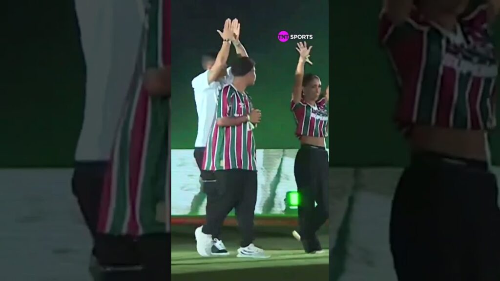 O MONSTRO VOLTOU! THIAGO SILVA SOBE NO GRAMADO PARA A FESTA DA APRESENTAÇÃO! #shorts