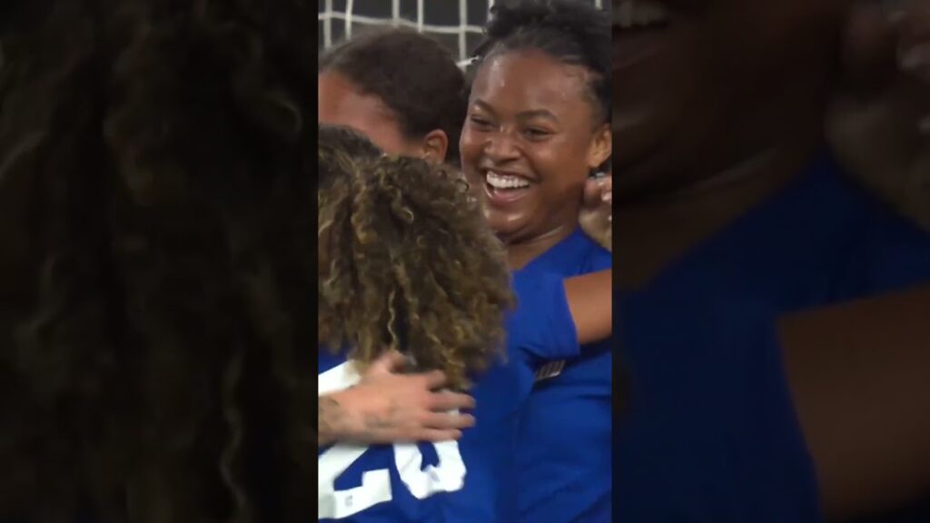 Jaedyn Shaw dribbles through the Iceland defense 💫