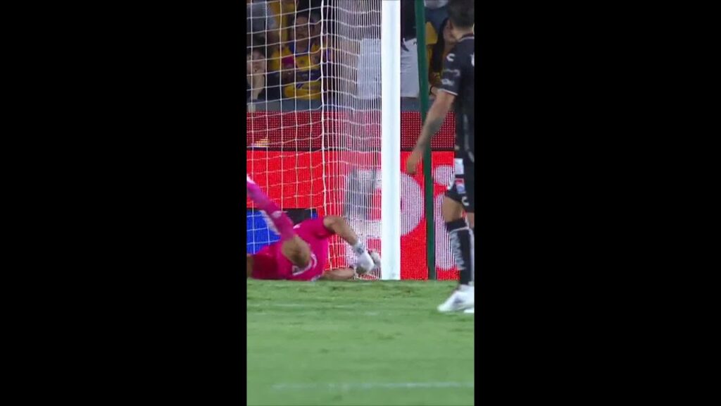 ¡QUÉ ATAJADA! 🧤 Cota le niega la anotación a Vigón #short #ligamx