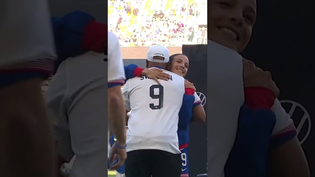 The USWNT honor Mallory Swanson for reaching her 100th cap during the Olympic gold medal match 💯