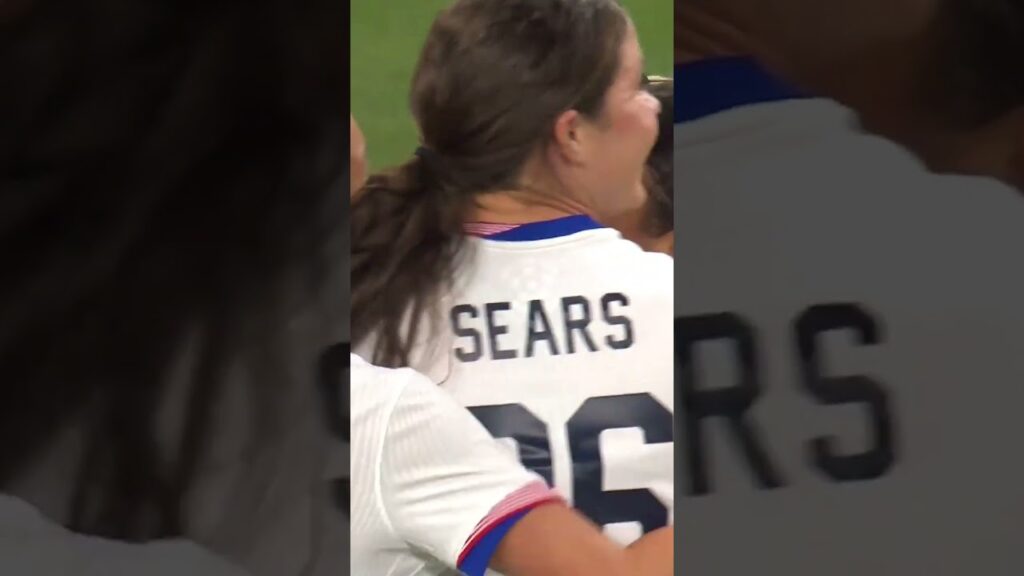 Lynn Williams puts it on a plate for Lindsey Horan 🍽️