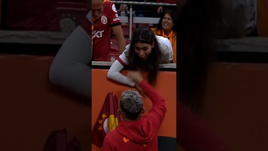 Devrim Özkan, maç öncesi Lucas Torreira'nın ateşini kontrol ederken...  | Galatasaray 2-1 Beşiktaş