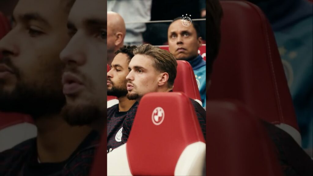 Kenneth Taylor singing along before the game: ‘Hup, Ajax, hup…’ 🎤