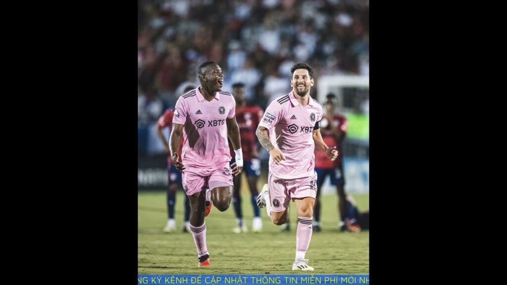 Kamal Miller mất tập trung vào nhiệm vụ trên sân vì mải nhìn Lionel Messi thi đấu