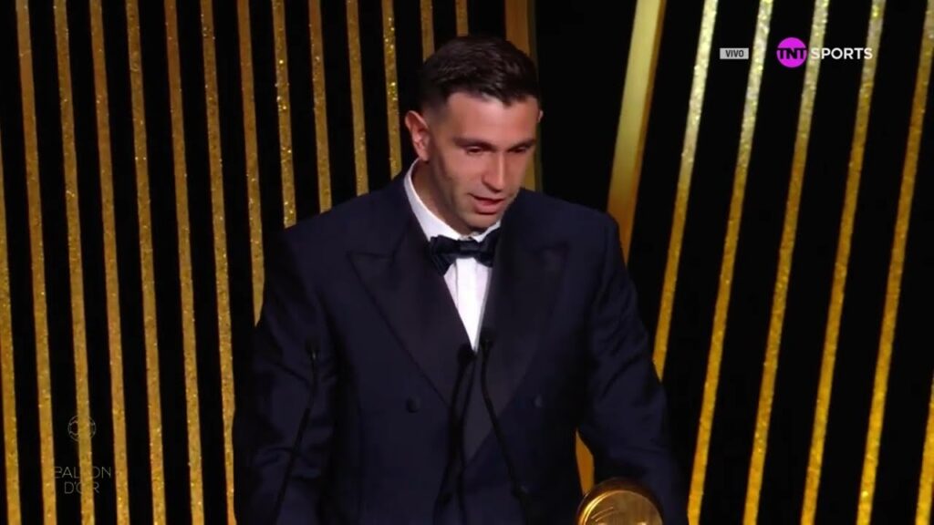 Emiliano Martínez wins Yachine Trophy at 2024 Ballon d'Or