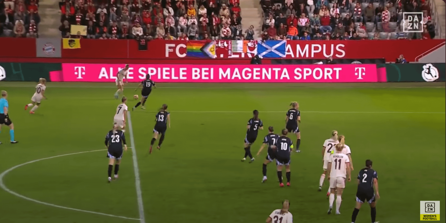 The communication between the players on the 4-2 goal. Three are pushing up while Williamson and Fox are dropping back. The result is three unmarked opponents onside in front of goal.