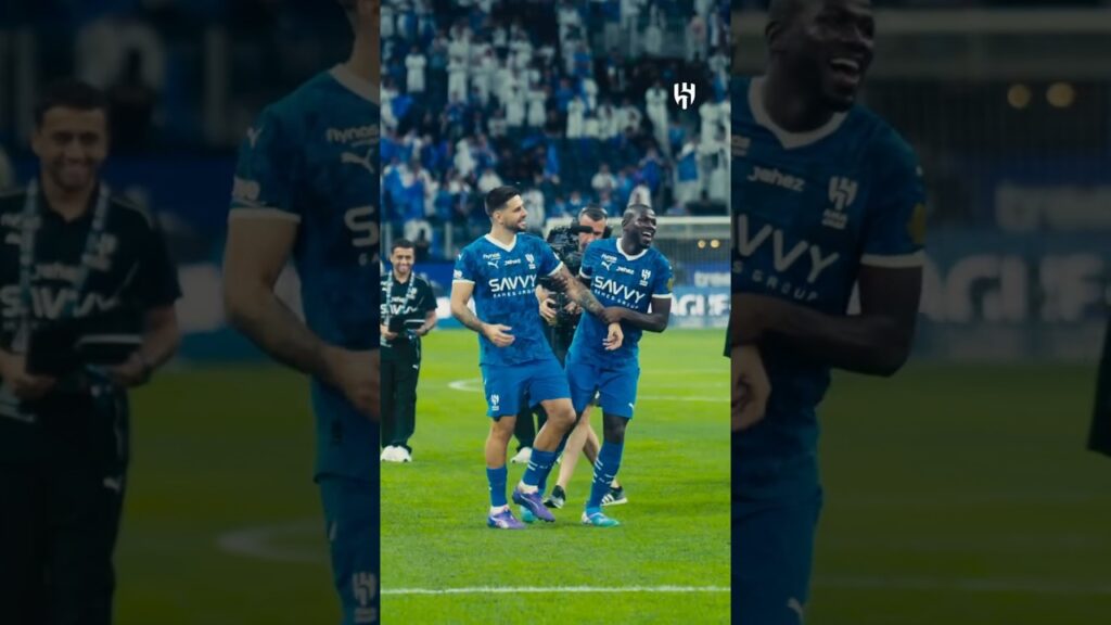 😂 Kalidou Koulibaly rattrape Mitrovic pour qu'il célèbre avec l'équipe d'Al Hilal #football #shorts