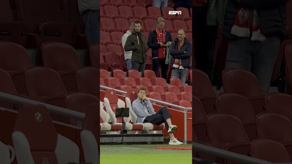 Wout Weghorst bereidt zich op geheel eigen wijze voor op de topper tegen PSV 📖👀