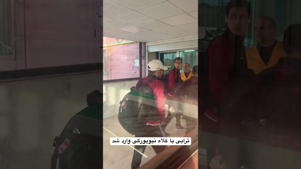 ترابی با کلاه نیویورکی وارد شد