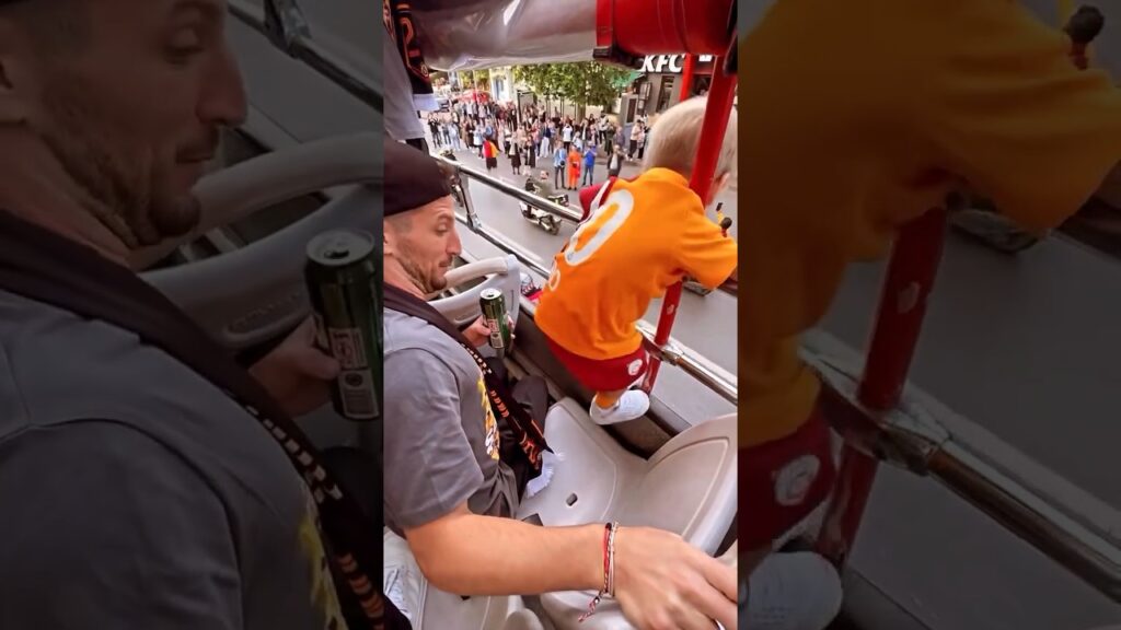 Dries Mertens and his son during Galatasaray's title celebration in Türkiye.