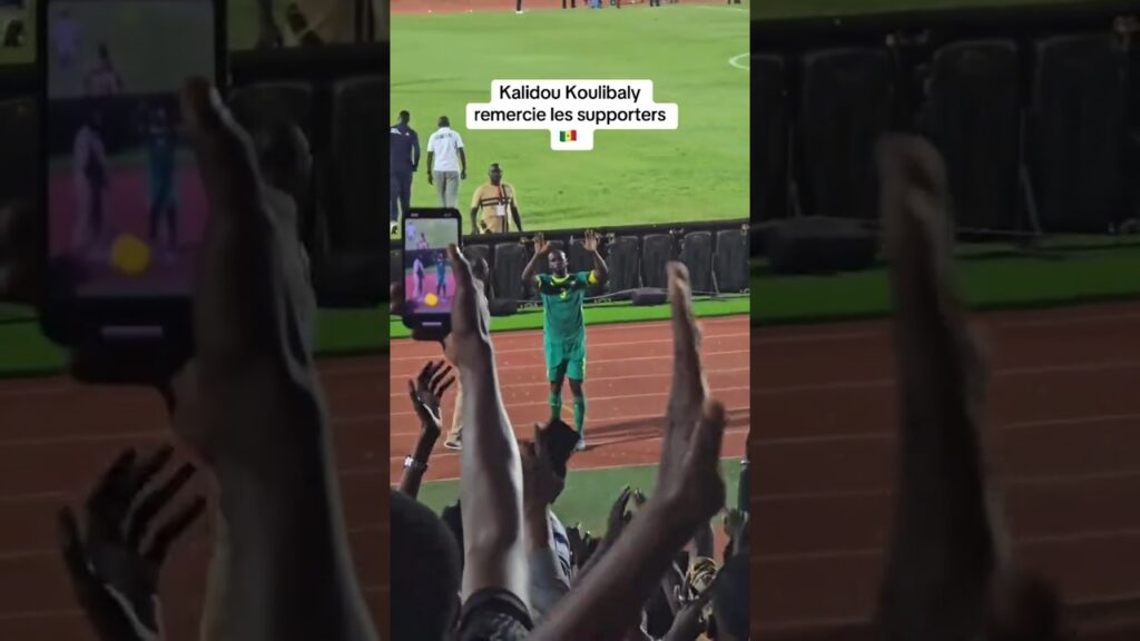 Très belle image de Kalidou Koulibaly qui remercie les supporters maliens et sénégalais