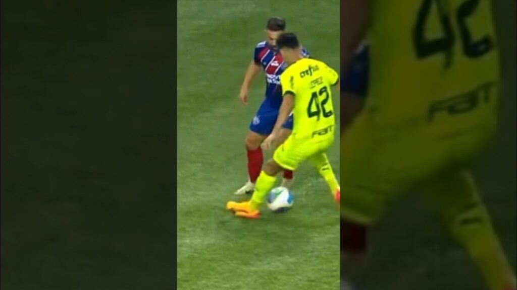 NÃO VEM DE GARFO QUE HOJE É SOPA🎩 Everton Ribeiro dá caneta em jogador do Palmeiras #bbmp #futebol