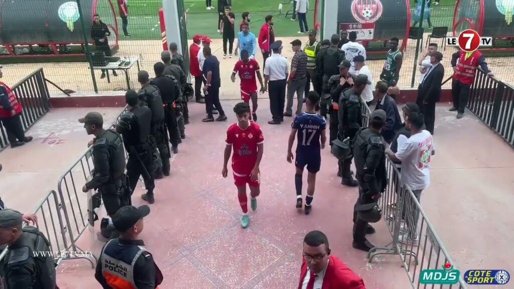 عميد الوداد " يحيى جبران " يدخل في نقاش حاد مع أحد الجماهير الودادية