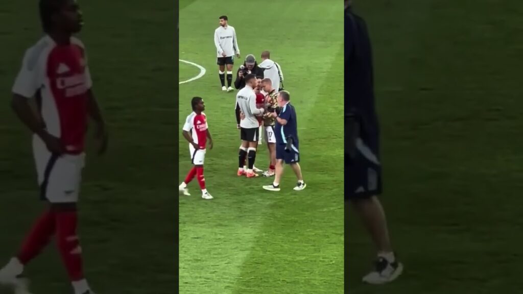 Zinchenko won’t let go of Granit Xhaka as he made his return to the Emirates this evening. 😅