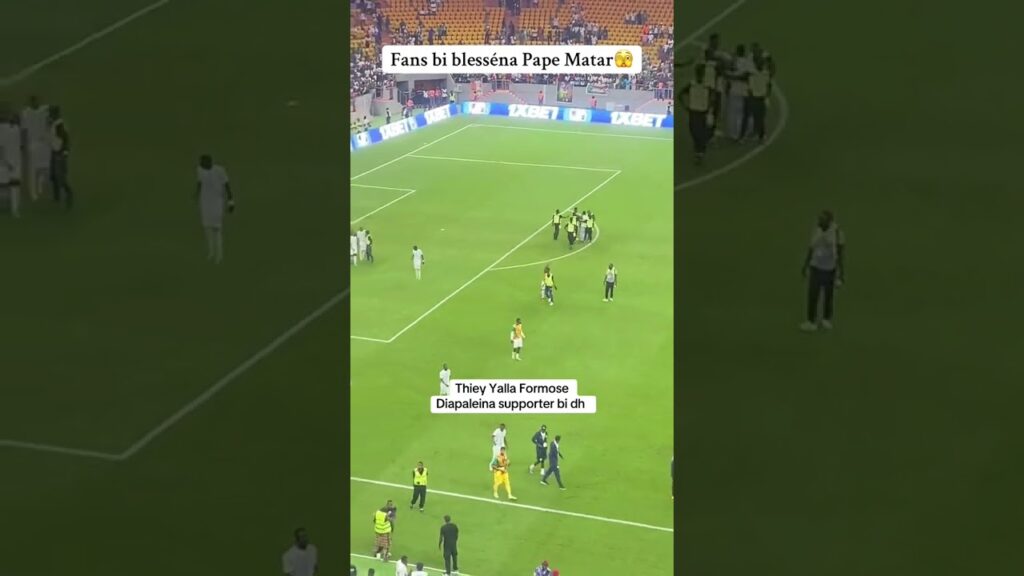 Le fan rentre dans le terrain et blesse Pape Sarr. Formose Mendy intervient