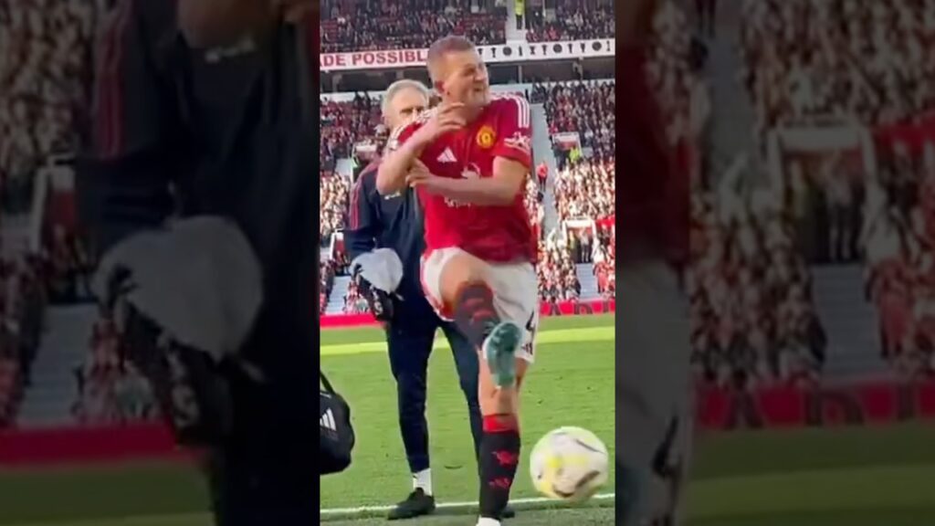 De Ligt was fuming as Brentford scored after the referee forced him off the pitch😳