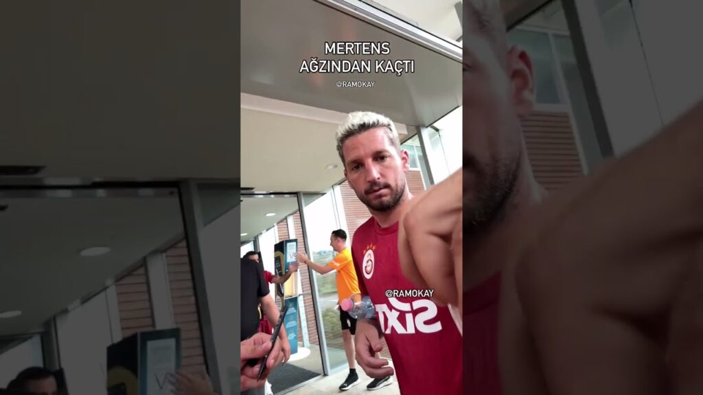 Üzerine kahve dökülünce Mertens küfür ediyor. 😅 | Galatasaray Shorts | #galatasaray #shorts #mertens