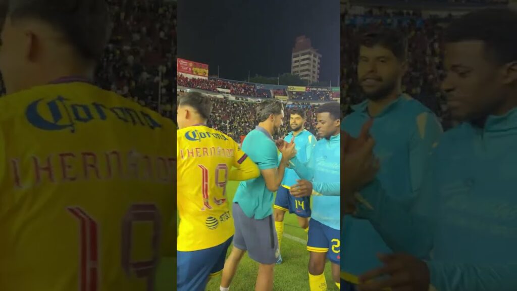 ©️🦅Henry Martin esperó a TODOS sus compañeros para felicitarlos. Digno capitán del #América