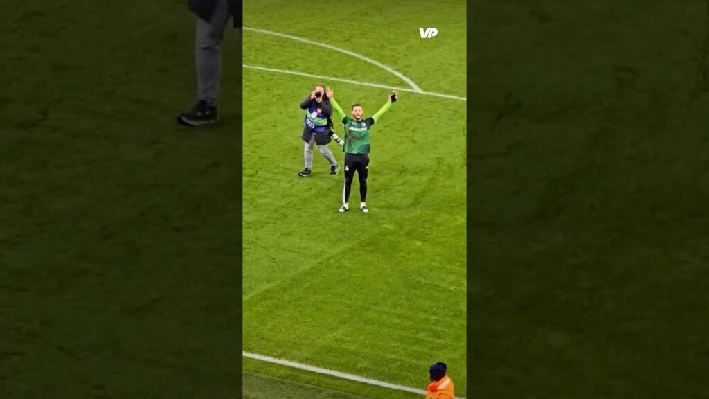 🤩 WOW! BIJLOW keer TERUG op het veld om FANS TOE TE ZINGEN!🔥🎤 #Feyenoord #Rotterdam