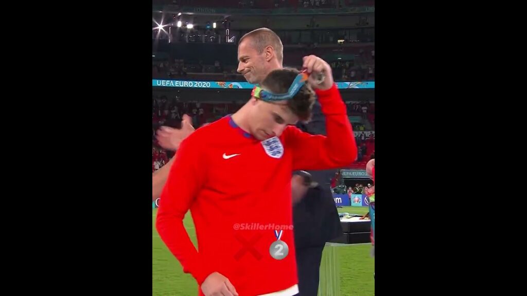 Players Refusing Silver Medal + Cavani👏🥈