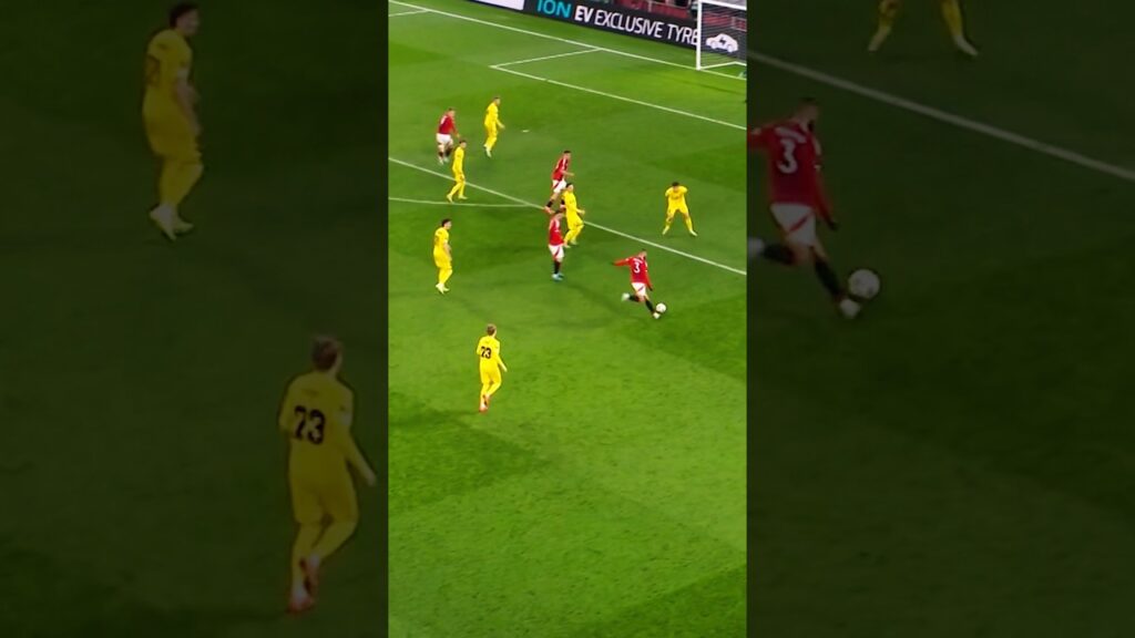 Mazraoui and Højlund link-up 🔗