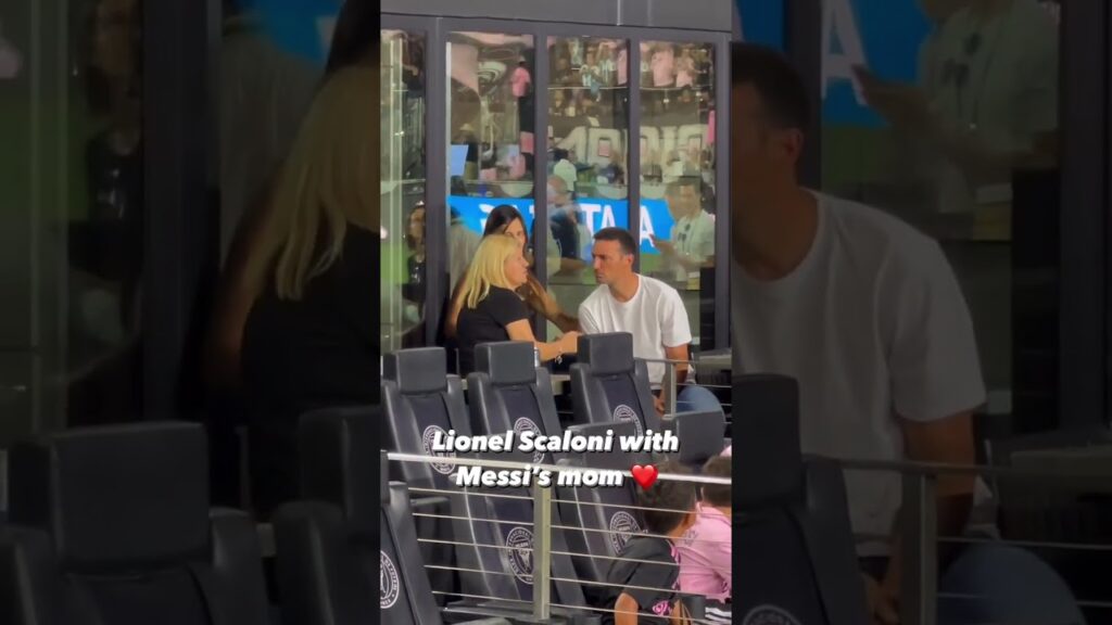 LIONEL SCALONI 🇦🇷 en primera fila y con la mamá de MESSI #shorts | ESPN Deportes