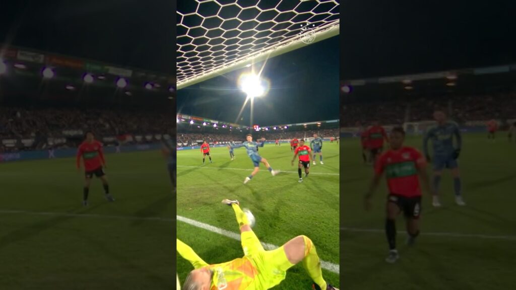 This double save by Ajax goalie Remko Pasveer! 😳
