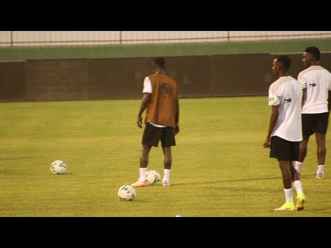 Après l'entraînement Gana Gueye , Bamba Dieng et Pape Matar s'exerce devant les buts