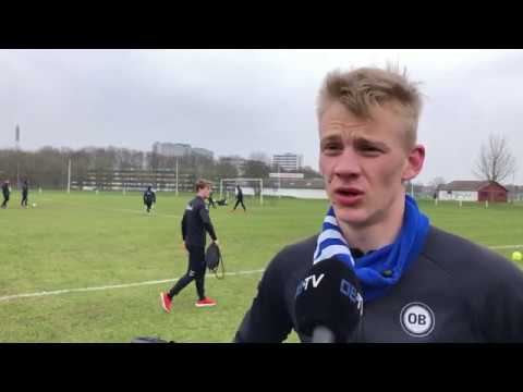 Oliver C. savner at synge sejrssangen