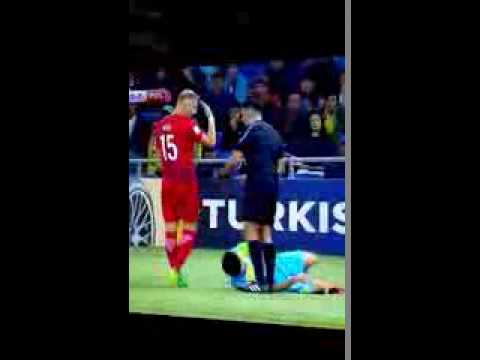 Glik pospiesza zawodnika Kazachstanu – Glik żółta kartka. Glik pospiesza zawodnika Kazachstanu - Glik żółta kartka.