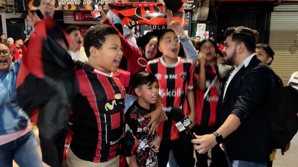 Aficionados Alajuelenses celebran BICAMPEONATO Centroamericano (invicto)