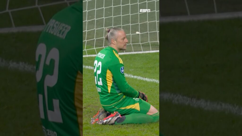 Pech voor Pasveer: FC Utrecht pakt een punt na eigen doelpunt doelman π³ Pech voor Pasveer: FC Utrecht pakt een punt na eigen doelpunt doelman π³