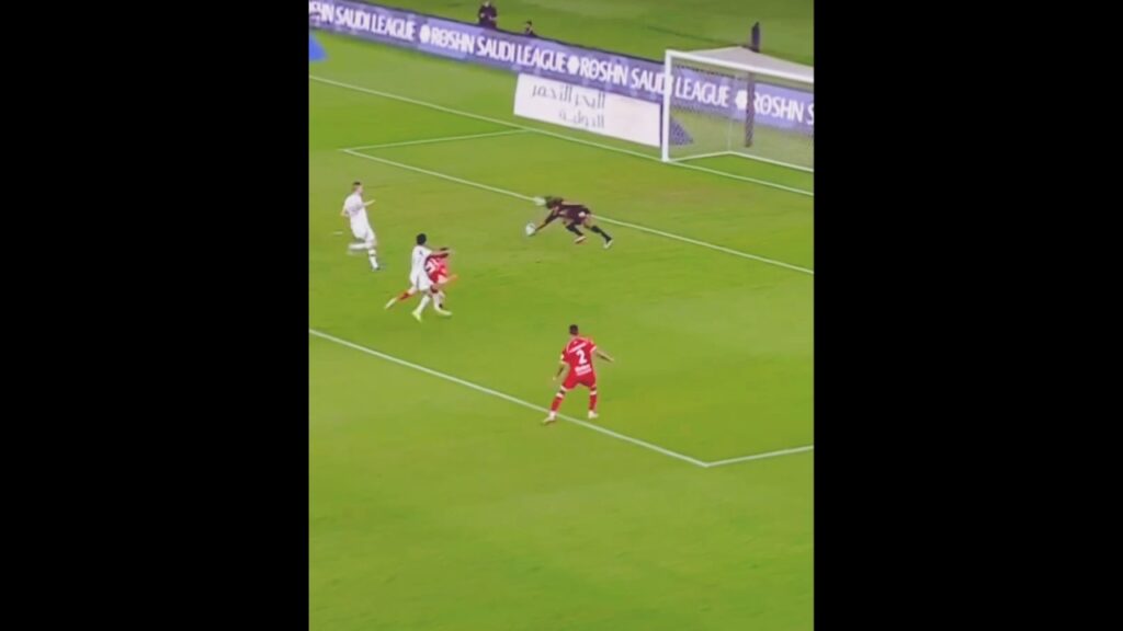 Édouard Mendy qui préserve la victoire de la Al Ahli 1-0 sur un  but de Mahrez