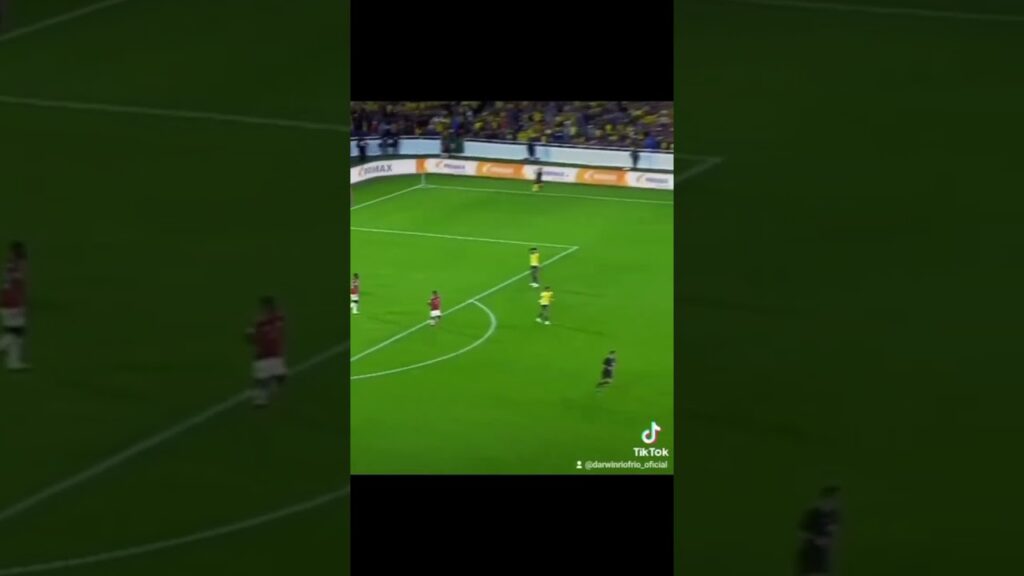 Remate en el travesaño de Kevin Rodriguez en el partido Ecuador 🇪🇨vs Colombia 🇨🇴