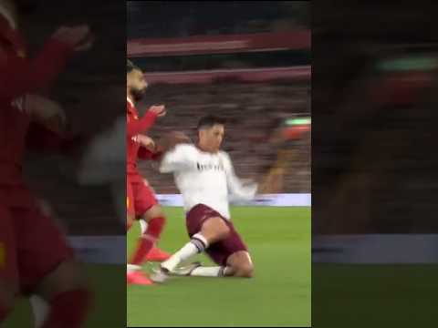 Expulsan a Edson Álvarez por falta contra Mohamed Salah