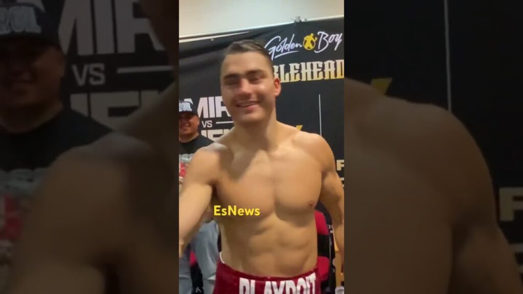 Soon to be champion, Oscar Duarte back in the lock room after his win over jojo diaz