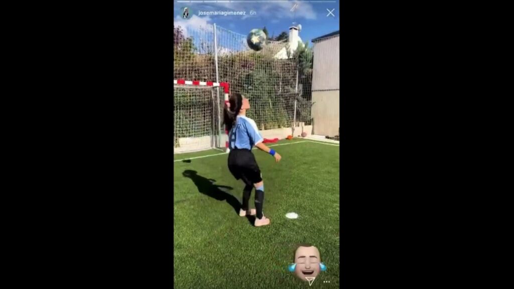 José María Giménez entrena en la cancha de su casa - Depornews