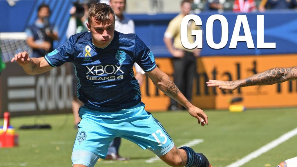 GOAL: Jordan Morris finishes a chance in the box for his second of the match
