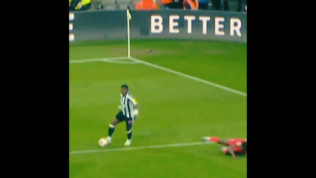 Allan Saint-Maximin destroy pervis Estupinan 😳😂#amazingskills #beautifulskills #footballskills