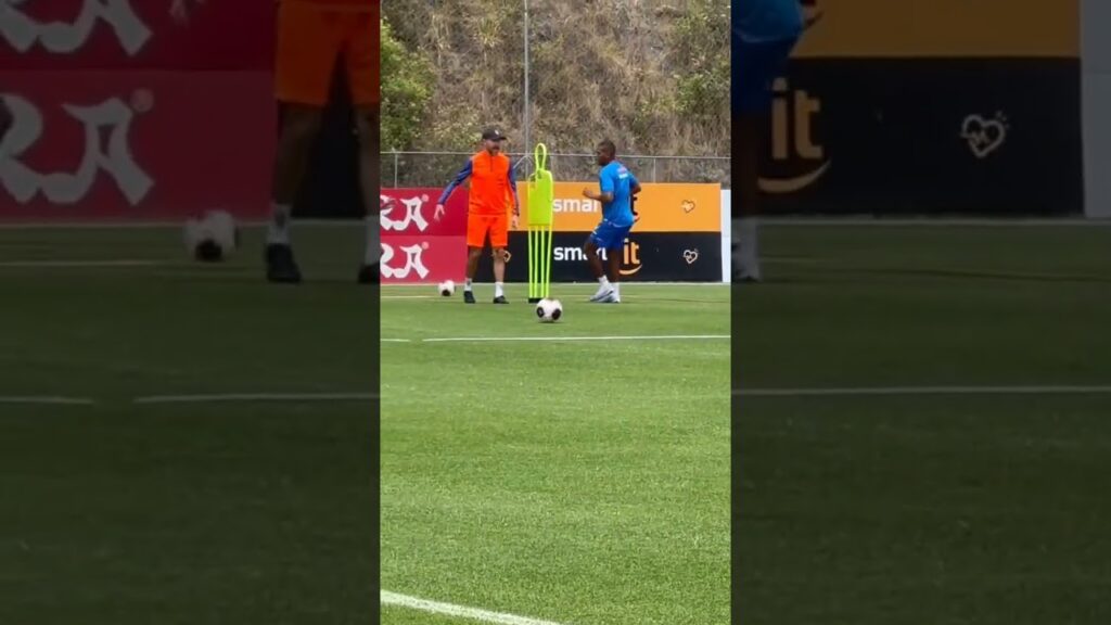 DT de Ecuador, Felix Sánchez,  en la segunda práctica de la selección #shrots #eliminatorias #fifa