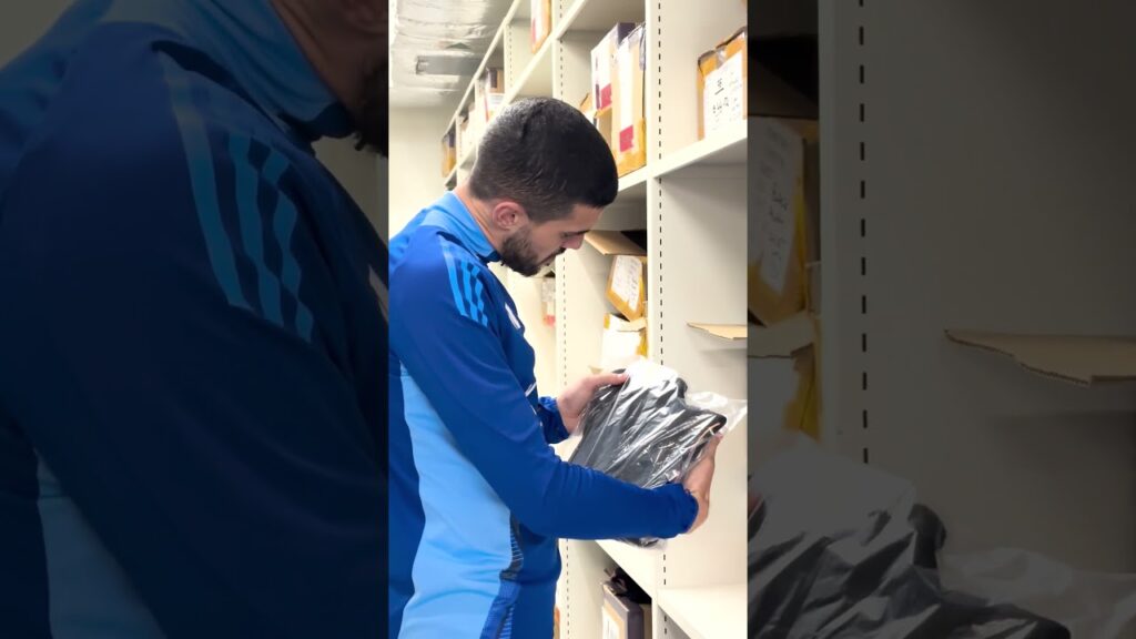 Special delivery courtesy of Conor Coady! 🎄📦