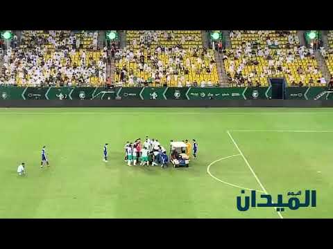 الجهاز الطبي للمنتخب السعودي والأوزبكي يتدخلان سريعا لمعالجة حسان تمبكتي بعد سقوطه على أرضية الملعب