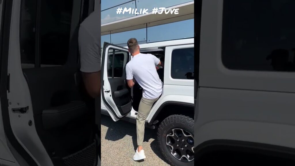 Arkadiusz Milik è arrivato a Torino pronto per le visite mediche con la Juventus #shorts #juve