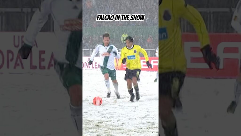 Football in the snow 😍