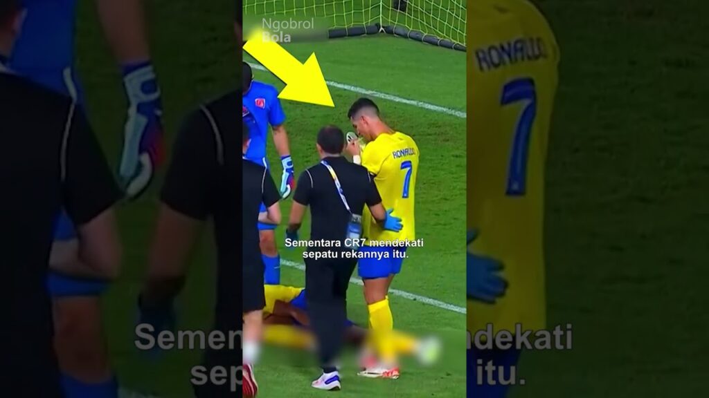 Cristiano Ronaldo Bantu Lepas Tali Sepatu Rekan Setimnya Tuai Pujian, Sampai Rela Menggigitnya